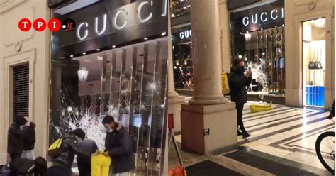 sfondata vetrina gucci|Torino, proteste contro misure Covid: sfondata vetrina Gucci.